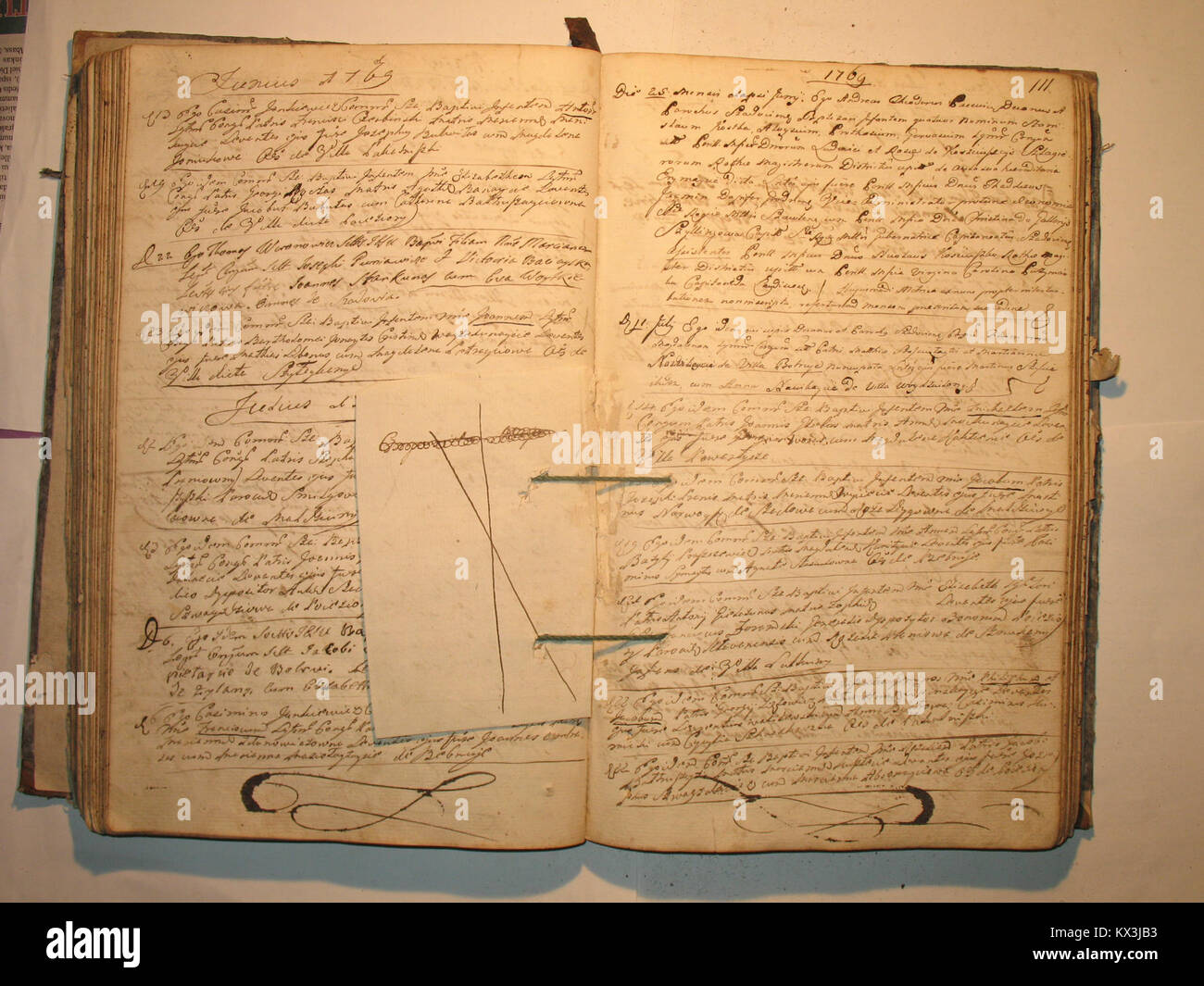 Registro battesimale storico di Šeduvos RKB (1758-1779), che documenta le nascite, le cerimonie religiose e i dati sulla popolazione in Lituania. Foto Stock