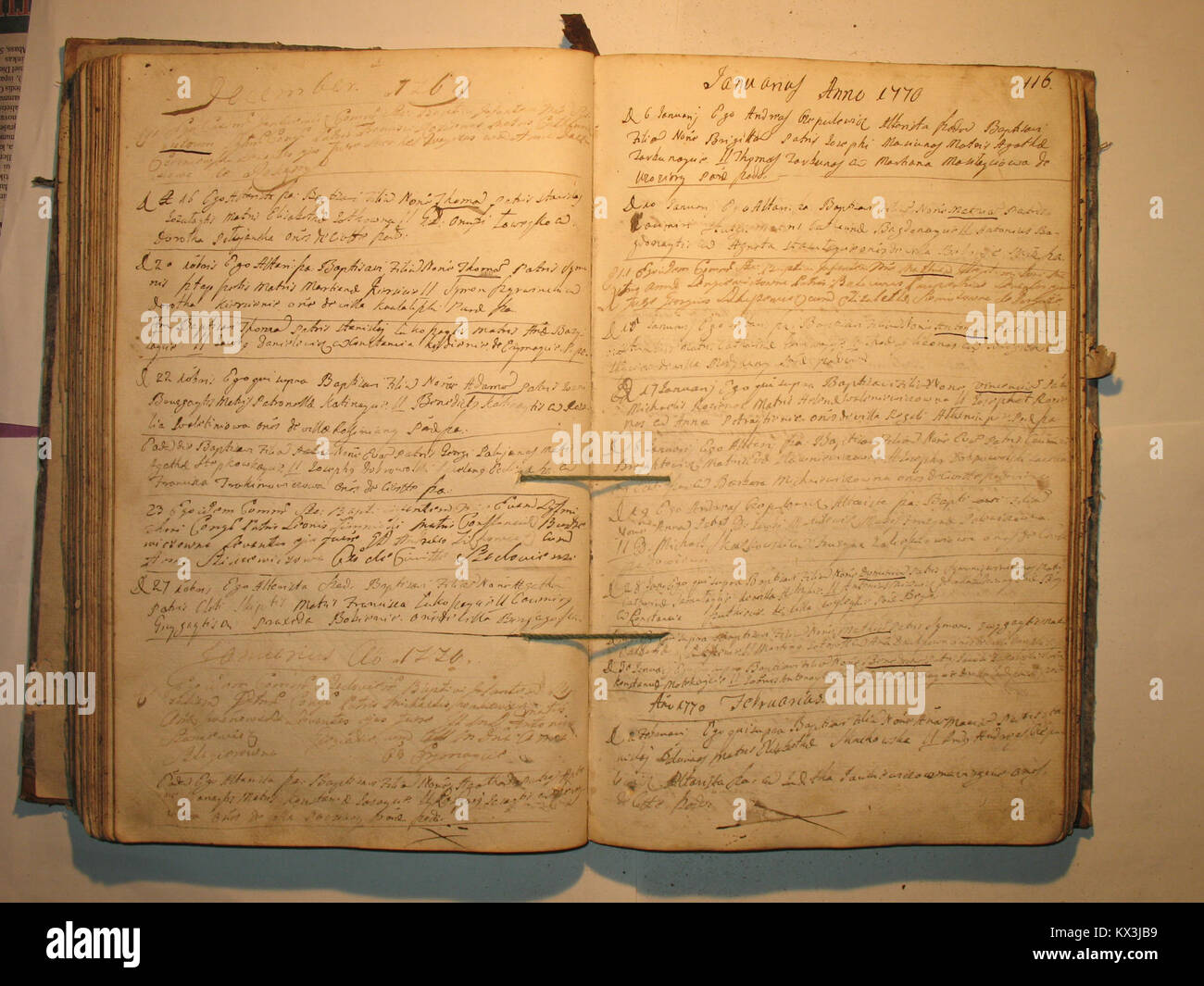 Registro battesimale della Chiesa di Šeduvos, che copre il 1758-1779, documentando nascite, battesimi e registri parrocchiali nella regione lituana. Foto Stock