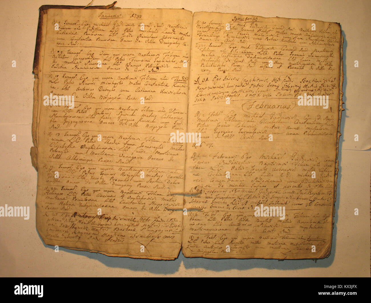Il registro dei battesimi Seduvos del 1779-1789 registra le nascite e i battesimi, fornendo informazioni sulla vita religiosa e familiare nella regione. Foto Stock