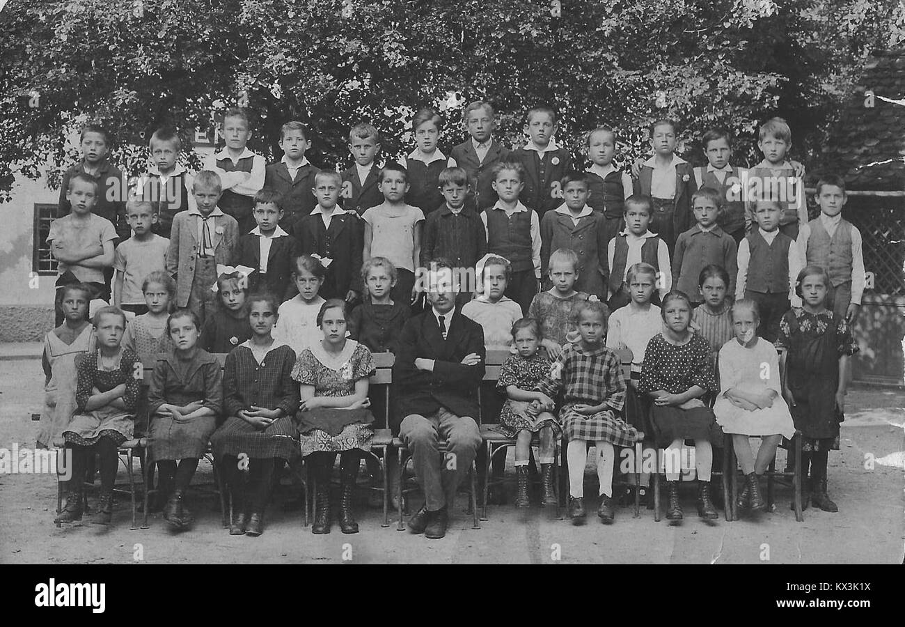 Šola na Dobravi, 1923 anni, è un edificio scolastico che riflette l'architettura educativa del XX secolo e lo sviluppo della comunità nella regione. Foto Stock