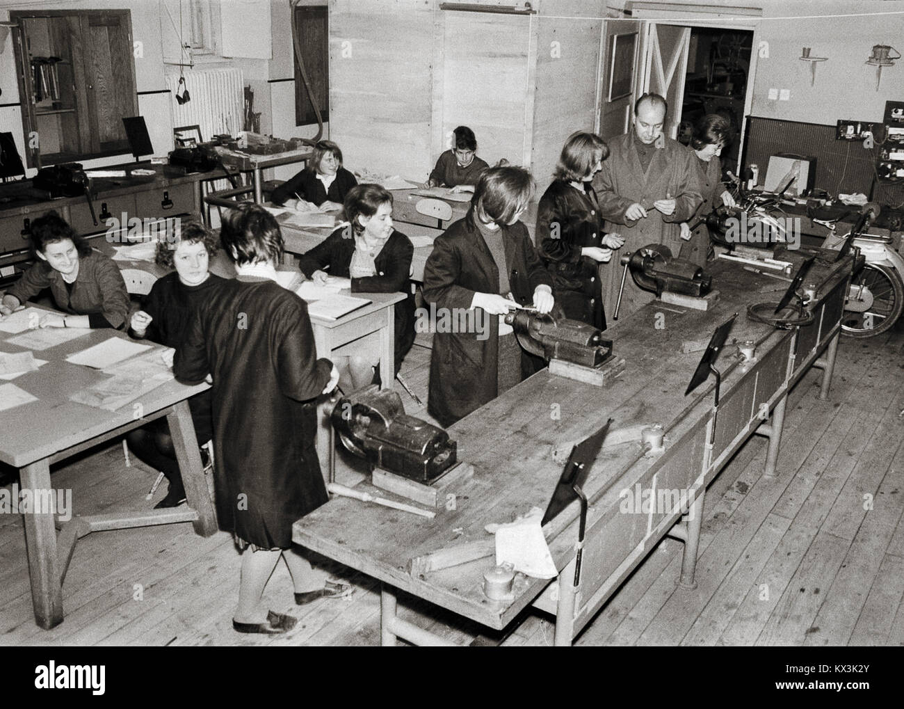 Fotografia di un laboratorio scolastico presso il Maribor Teachers' College nel 1964, che mostra gli studenti impegnati in attività educative e nell'apprendimento pratico. Foto Stock