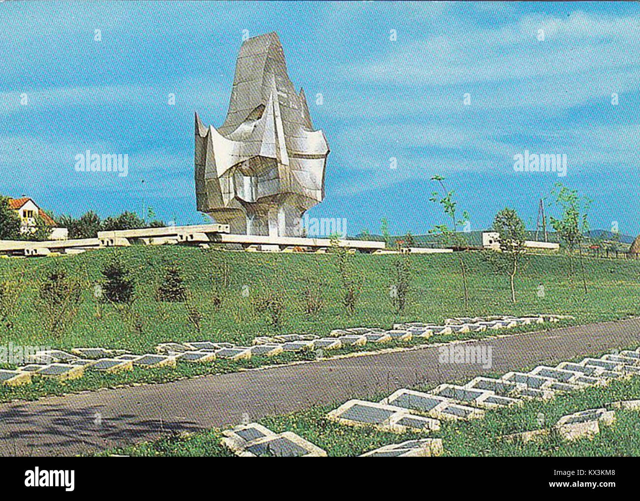 Il Susnjar Memorial Complex, situato a Sanski Most, Bosnia ed Erzegovina, commemora le vittime delle atrocità del 1941 durante la seconda guerra mondiale. È un punto di riferimento storico e culturale per ricordare i perduti. Foto Stock