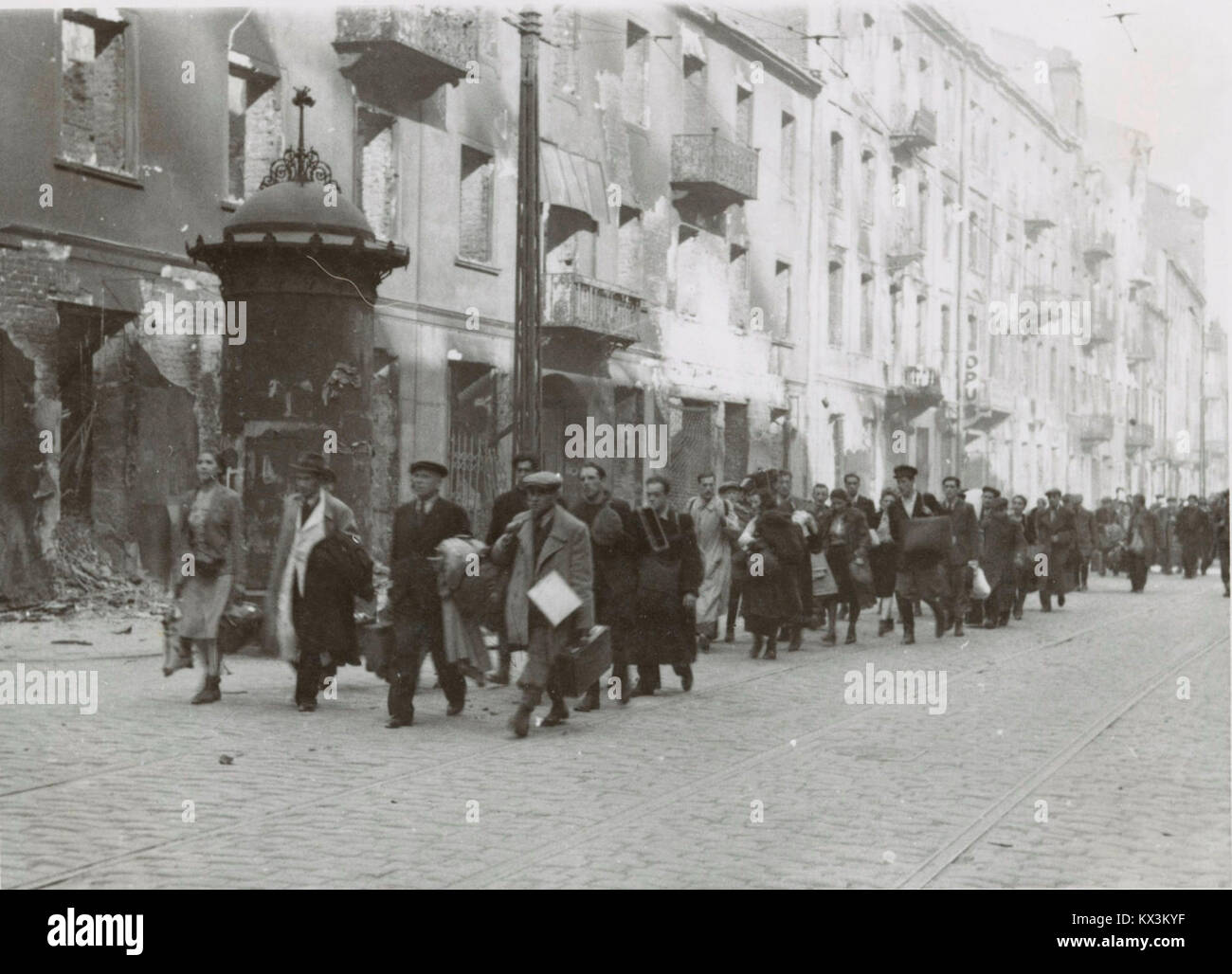 "Ebrei sulla strada per la Umschlagplatz 1943" si riferisce a un momento storico significativo, che descrive il tragico viaggio degli ebrei verso la Umschlagplatz durante l'Olocausto. Questa immagine cattura un doloroso capitolo della storia. Foto Stock