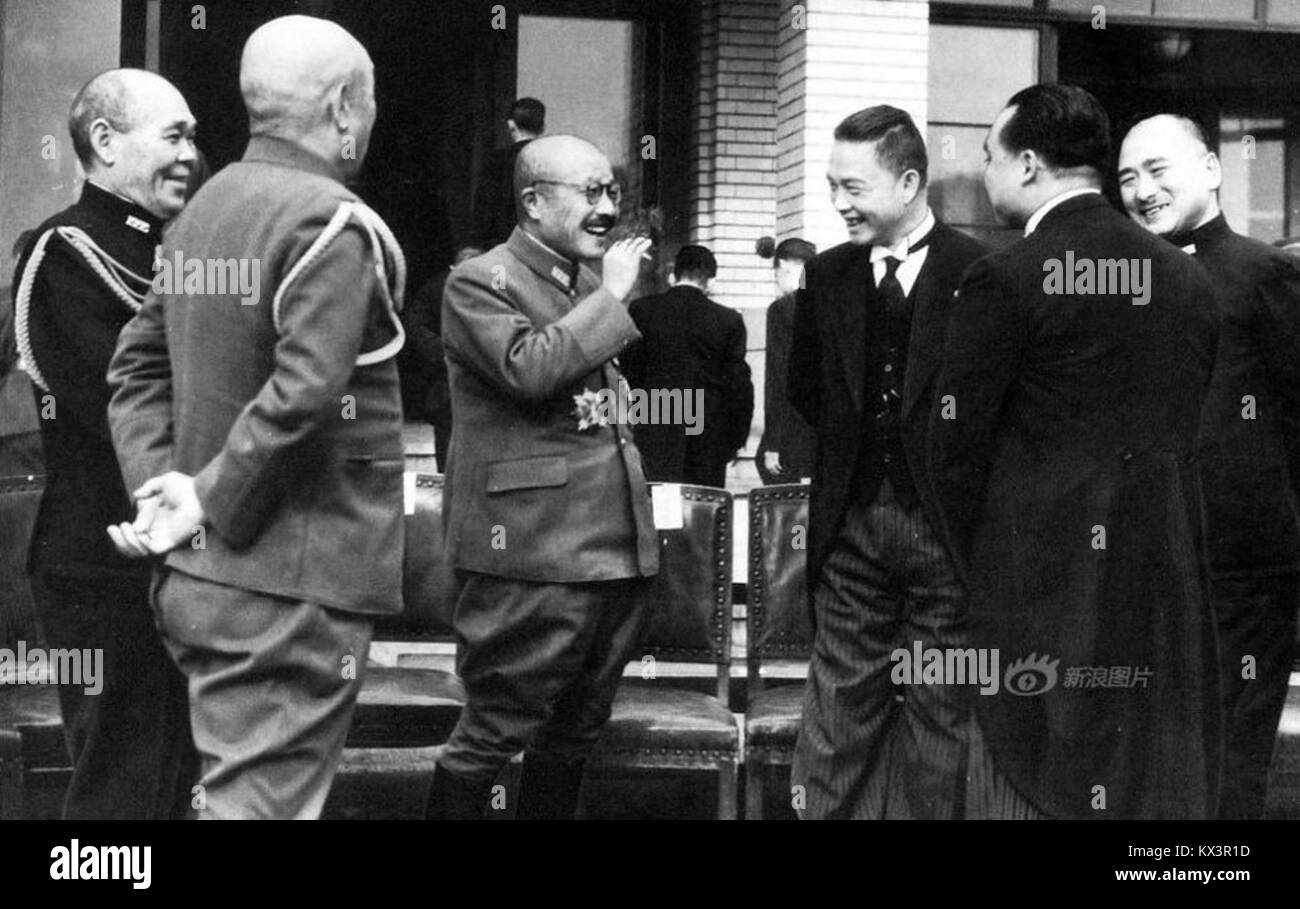 Questa fotografia storica cattura Wang Jingwei, un leader politico cinese, che incontra Hideki Tojo, il primo ministro giapponese, durante la seconda guerra mondiale. Il loro incontro fa parte delle più ampie relazioni diplomatiche tra Cina e Giappone durante questo periodo. Foto Stock