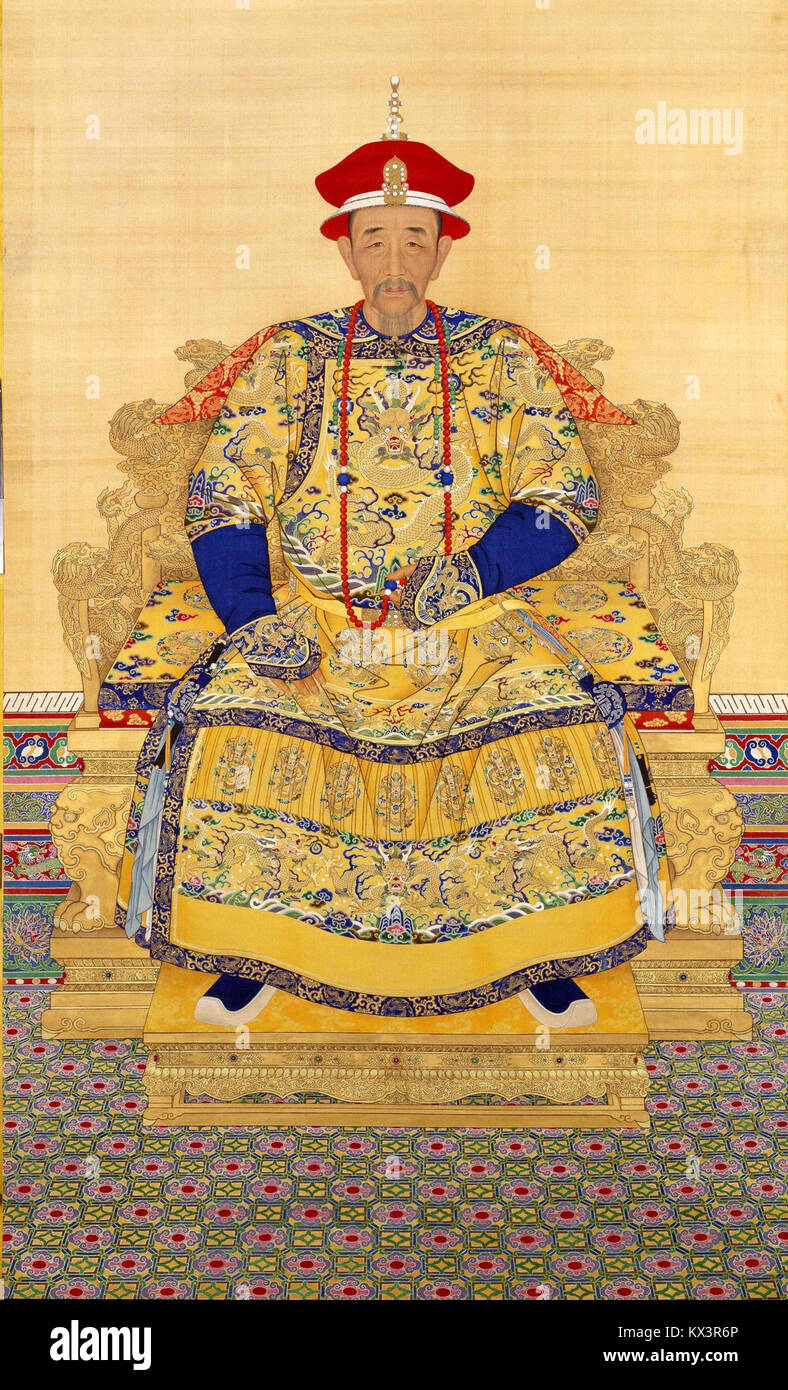 Questo è un ritratto della dinastia Qing dell'imperatore Kangxi in abbigliamento di corte, raffigurante regalia imperiali, costume cerimoniale e arte imperiale cinese del XVII-XVIII secolo. Foto Stock