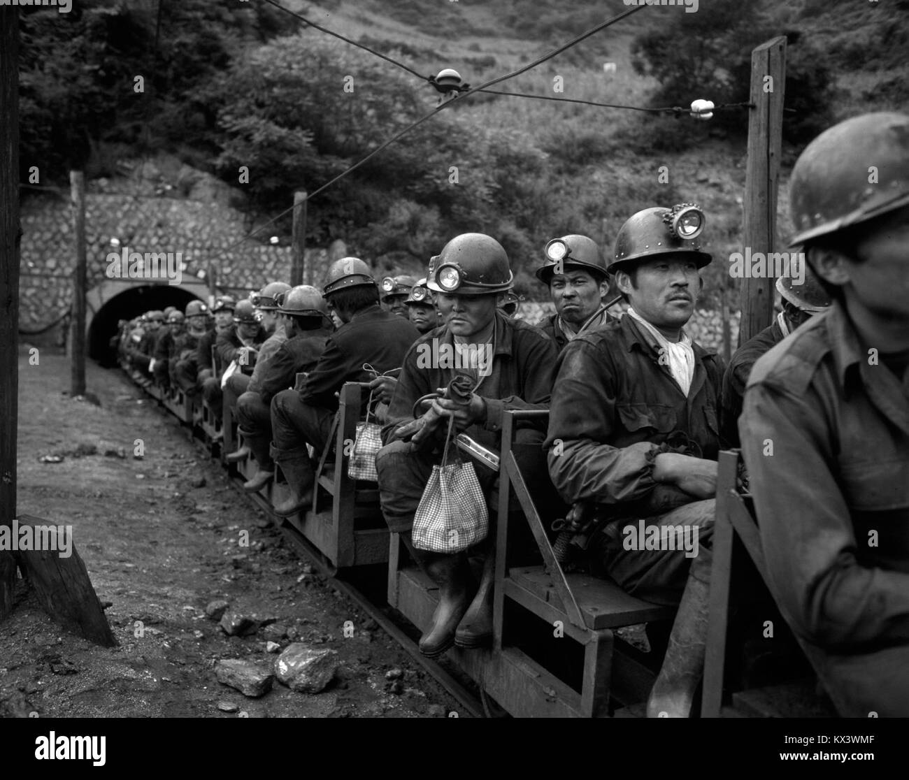 Questa fotografia mostra le luci minerarie di un vagone ferroviario nell'area mineraria della provincia di Gangwon, illustrando l'attività industriale e le infrastrutture minerarie. Foto Stock