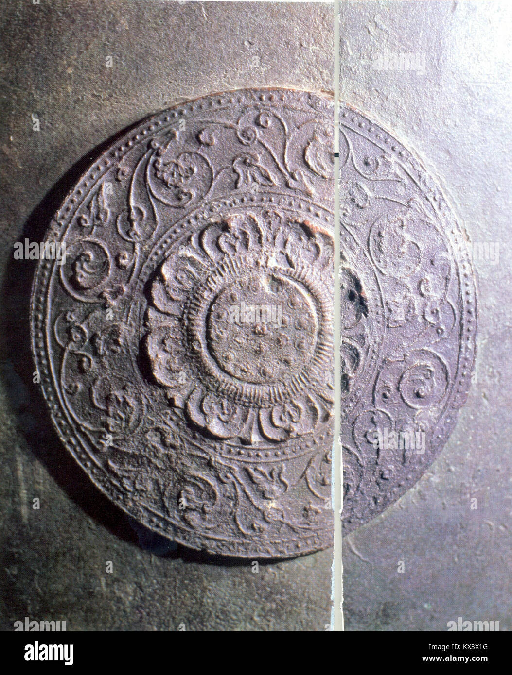 La campana di bronzo del tempio di Sangwonsa, una storica campana coreana del tempio conosciuta per le sue iscrizioni, la fusione in bronzo e l'uso nei rituali buddisti Foto Stock