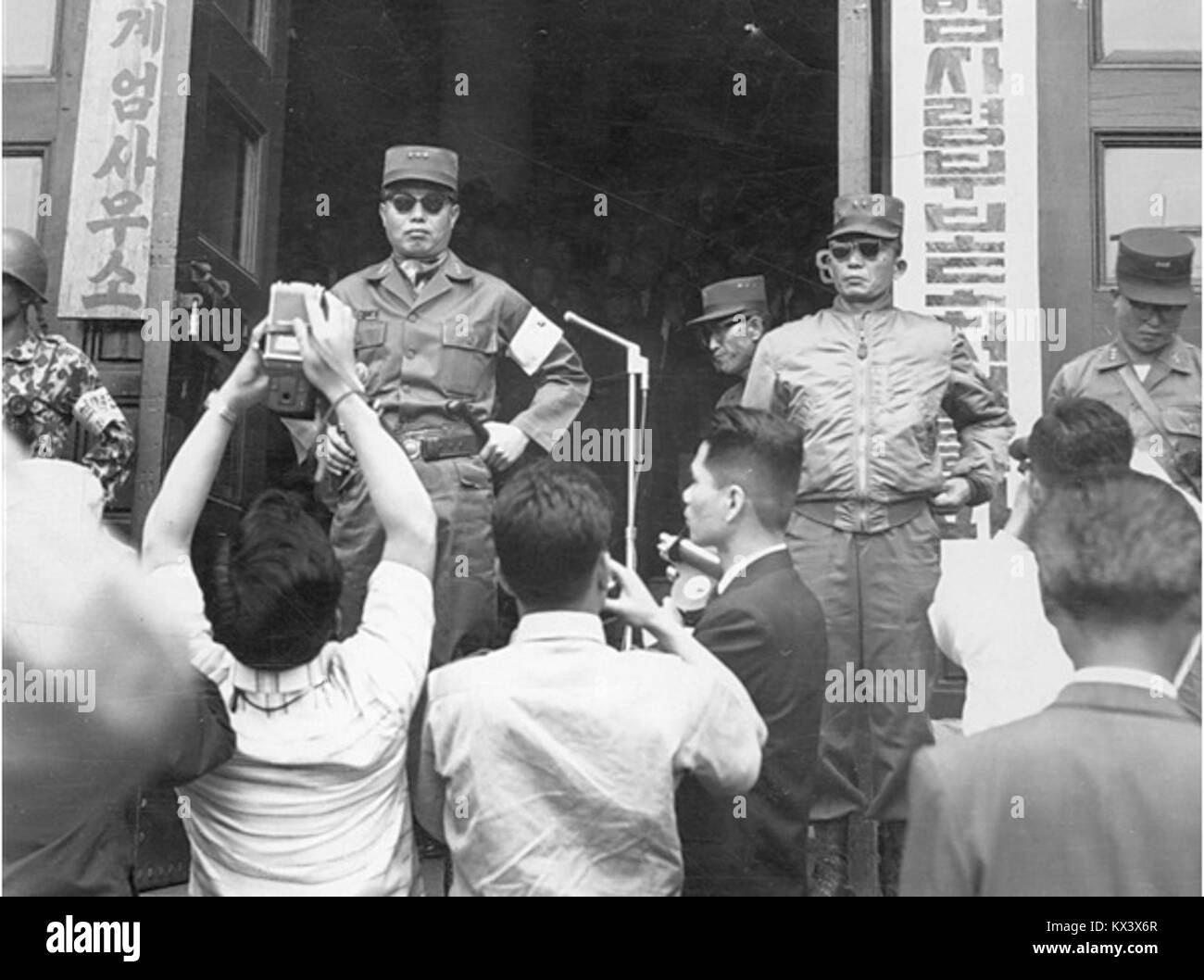 Questa immagine del colpo di stato militare del 16 maggio 1961 in Corea del Sud mostra Park Chung-hee e Jang Do-Young. Il colpo di stato portò a significativi cambiamenti politici nel paese e all'ascesa del dominio militare. Foto Stock