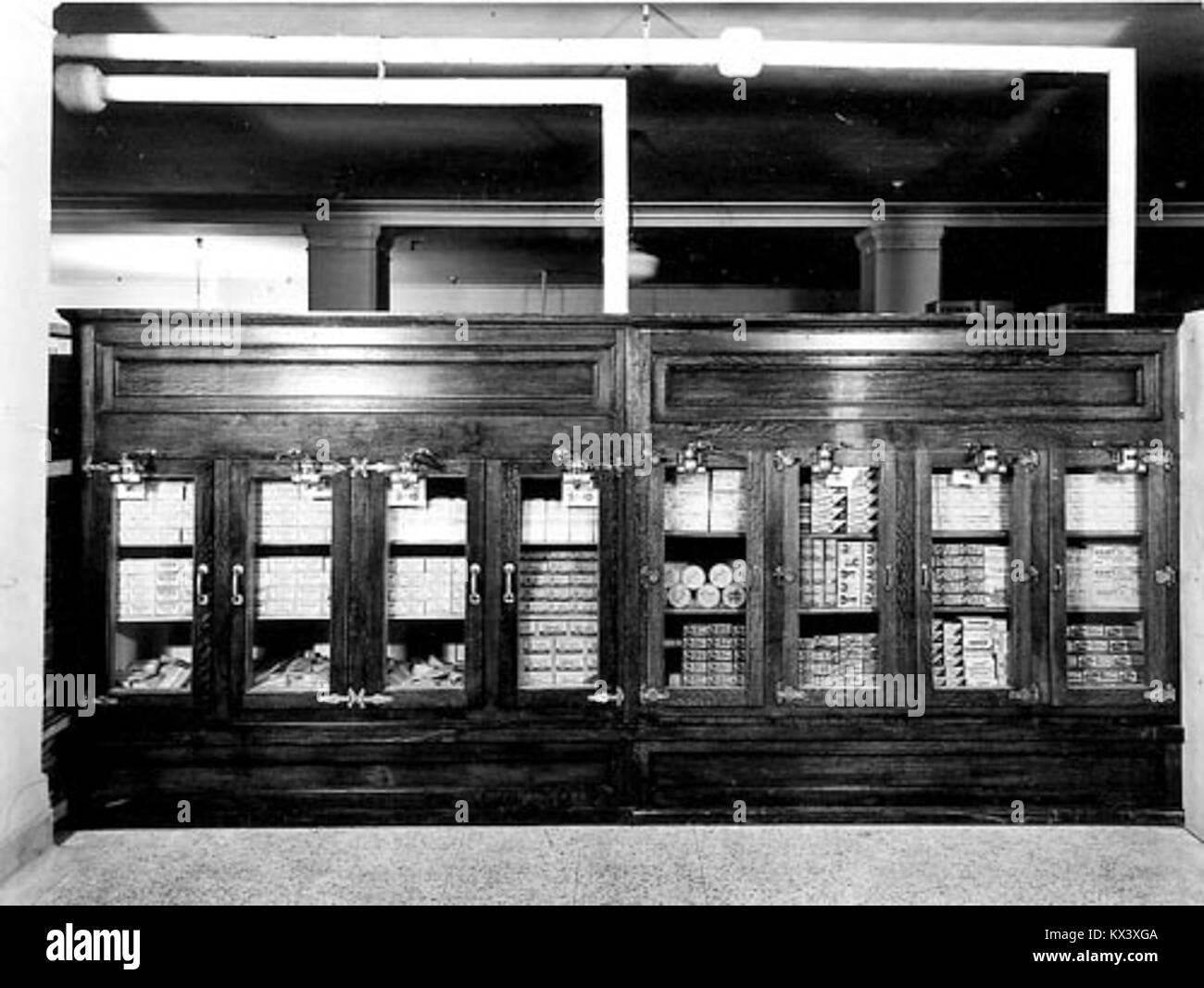 Fotografia dell'esposizione di prodotti caseari di un'azienda T. Eaton a Calgary, Alberta, che mostra le pratiche commerciali e di vendita al dettaglio in Canada. Foto Stock