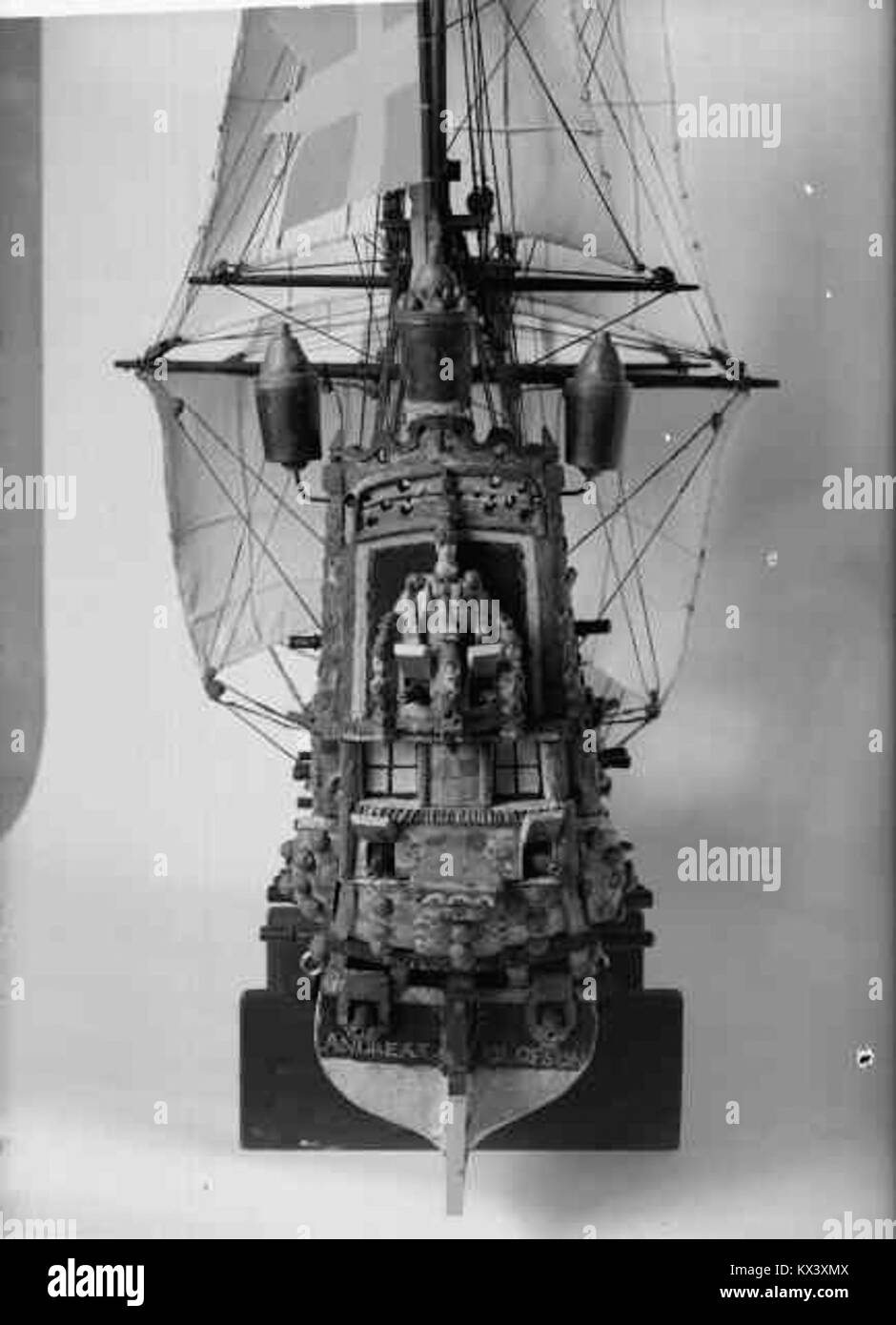 Vista esterna della chiesa di Dalarö, situata a Dalarö, Svezia. La chiesa è un edificio storico con una facciata bianca e un tetto di tegole rosse, situato in una città costiera conosciuta per il suo patrimonio marittimo. Foto Stock