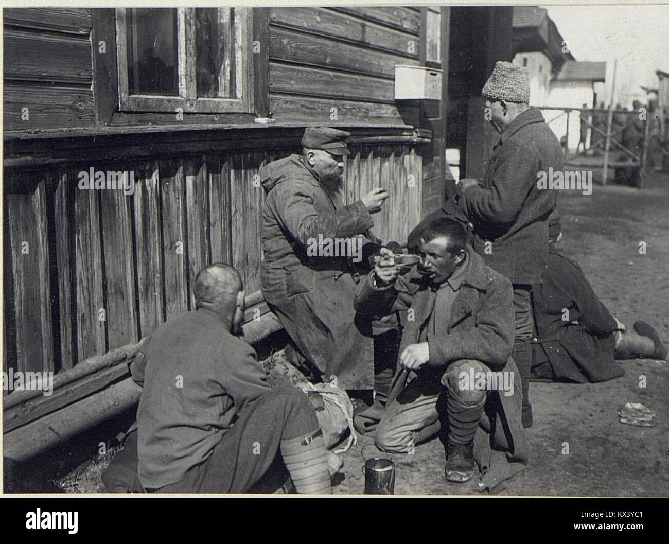 Questa immagine raffigura i soldati russi e austro-ungarici che tornano dalla prigionia dopo la prima guerra mondiale, offrendo informazioni sulle conseguenze del conflitto e sulle esperienze dei prigionieri di guerra. Foto Stock