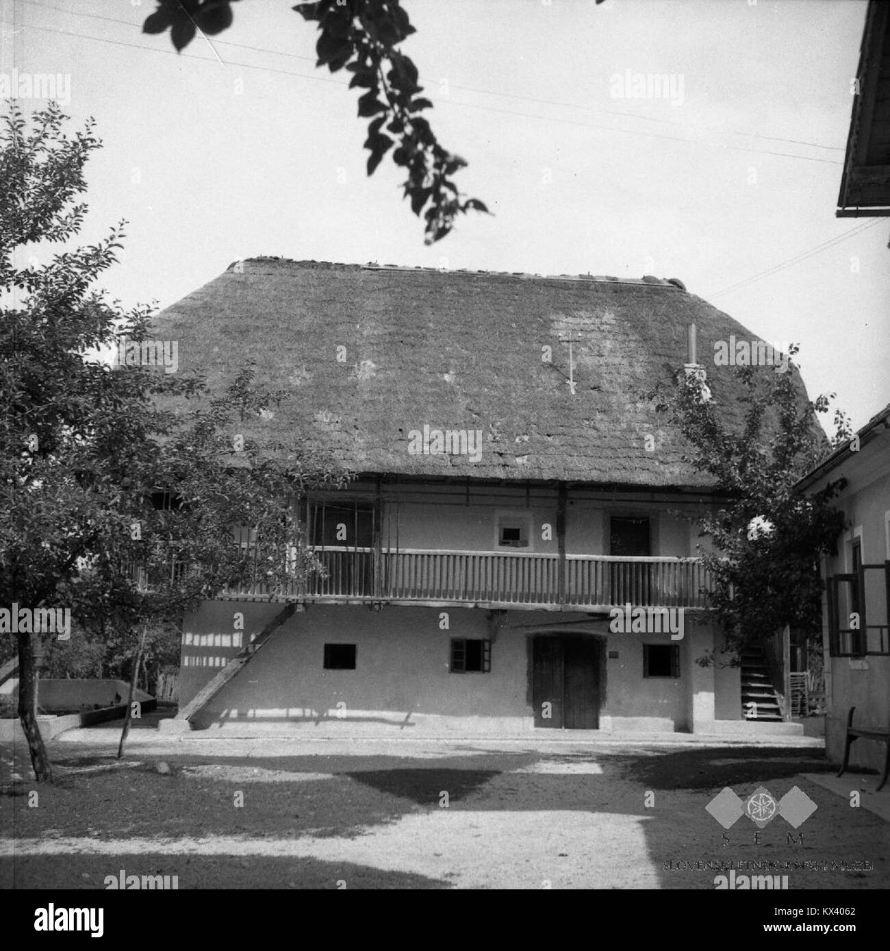 Questa è la descrizione di una tradizionale fattoria slovena, costruita tra il 1870 e il 1880, con più livelli che servono varie funzioni, tra cui un porcile, una cantina, un granaio e un ex fienile. La struttura è stata parzialmente ristrutturata e fornisce informazioni sull'architettura rurale slovena e sulle pratiche agricole. Foto Stock Questa è la descrizione di una tradizionale fattoria slovena, costruita tra il 1870 e il 1880, con più livelli che servono varie funzioni, tra cui un porcile, una cantina, un granaio e un ex fienile. La struttura è stata parzialmente ristrutturata e fornisce informazioni sull'architettura rurale slovena e sulle pratiche agricole. Foto Stock