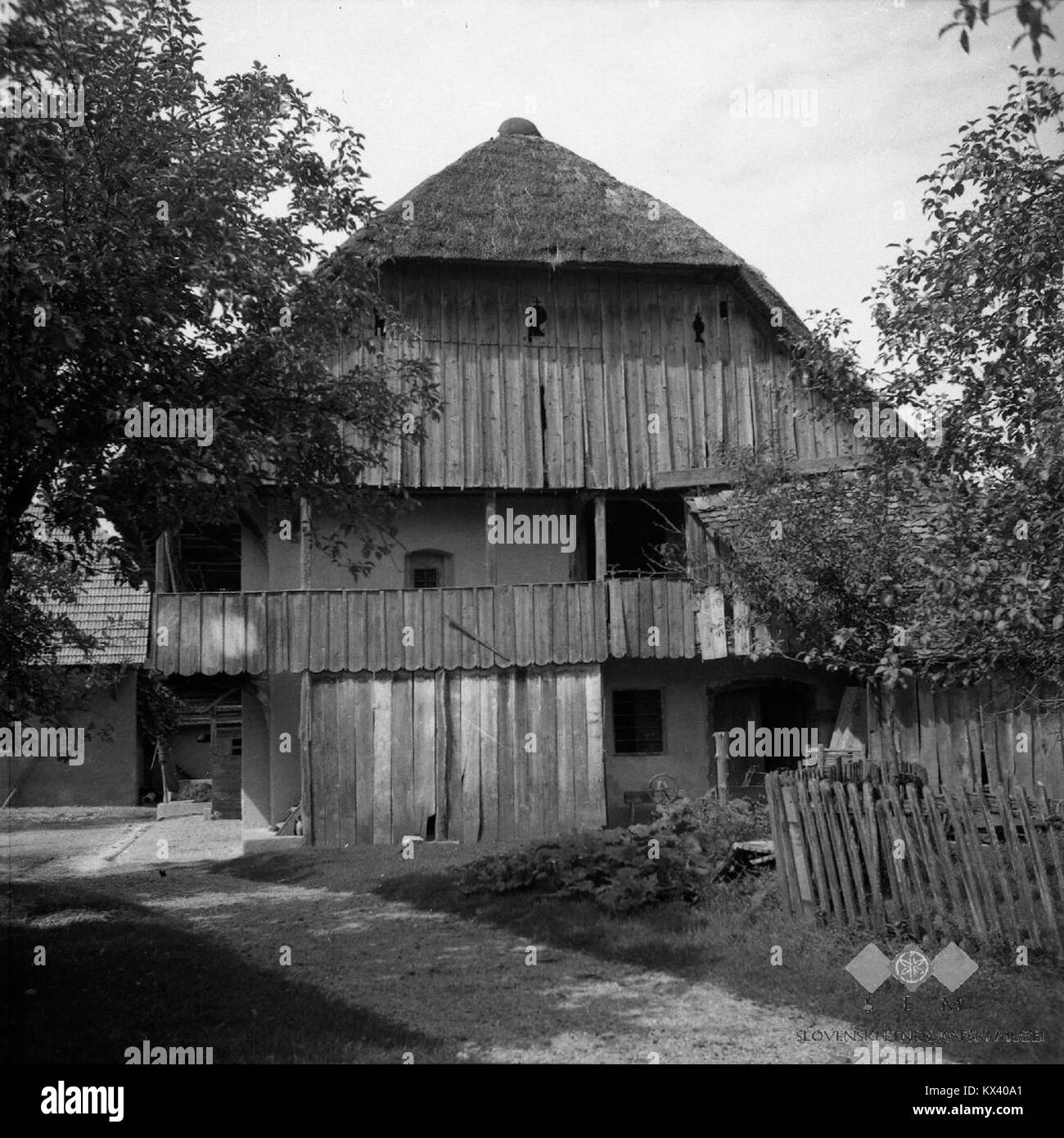 La fotografia mostra l'antica casa colonica ('Ta stari cimpr') costruita tra il 1870 e il 1880. Situato in Slovenia, l'edificio dispone di diversi livelli, tra cui un porcile, una cantina, un granaio ed ex aree soggiorno, con alcune parti ora restaurate. Foto Stock