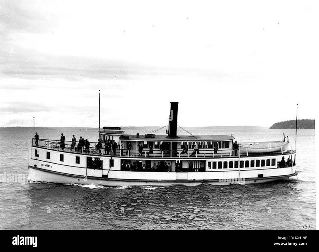 Raffigura il piroscafo "Dauntless", una nave storica utilizzata per il trasporto marittimo, che ne mostra la struttura, il funzionamento e il significato nella navigazione commerciale o passeggeri. Foto Stock