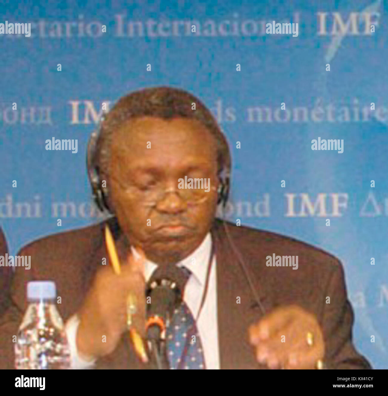 Fotografia di David Mwiraria, un funzionario associato al Fondo monetario Internazionale, scattata nel 2004, che documenta il suo ruolo professionale e le sue attività. Foto Stock