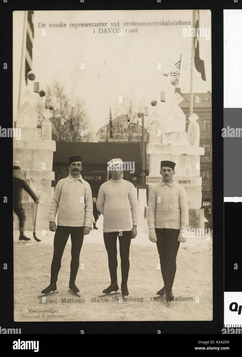 Questa immagine mostra i rappresentanti norvegesi alle gare del Campionato del mondo 1908 a Davos, illustrando le competizioni e gli atleti di sport invernali dell'inizio del XX secolo. Foto Stock