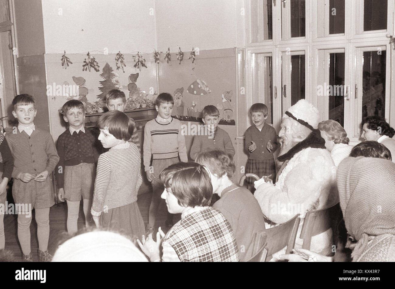 Questa fotografia del 1959 mostra Dedek Mraz (Babbo Natale) che fa visita ai bambini all'ospedale pediatrico di Maribor, Slovenia, diffondendo l'allegria delle vacanze e catturando il momento gioioso in cui i bambini incontrano Babbo Natale durante un evento festivo. Foto Stock