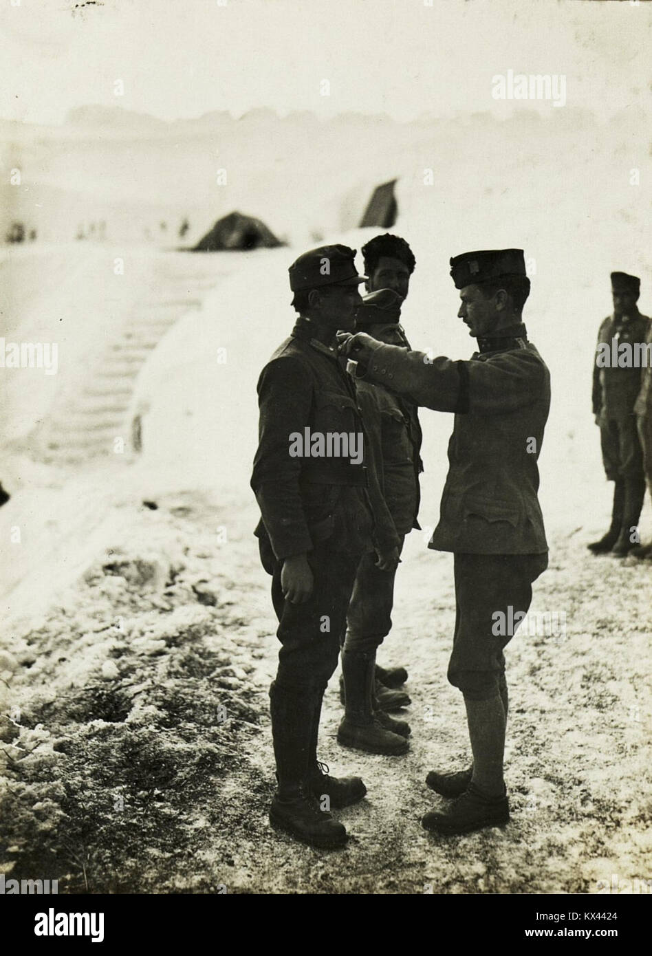Fotografia che raffigura la decorazione di un Fähnrich (insegna) nell'artiglieria a Kleinen Schlichtl il 28 febbraio 1917, mostrando uniforme militare e insegne. Foto Stock