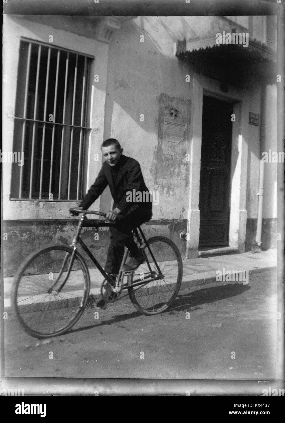 Fotografia di Raoul Berthelé, un giovane in bicicletta, scattata all'inizio del XX secolo. Questa immagine fa parte del Fonds Berthelé, conservato dagli archivi della città di Tolosa. Foto Stock