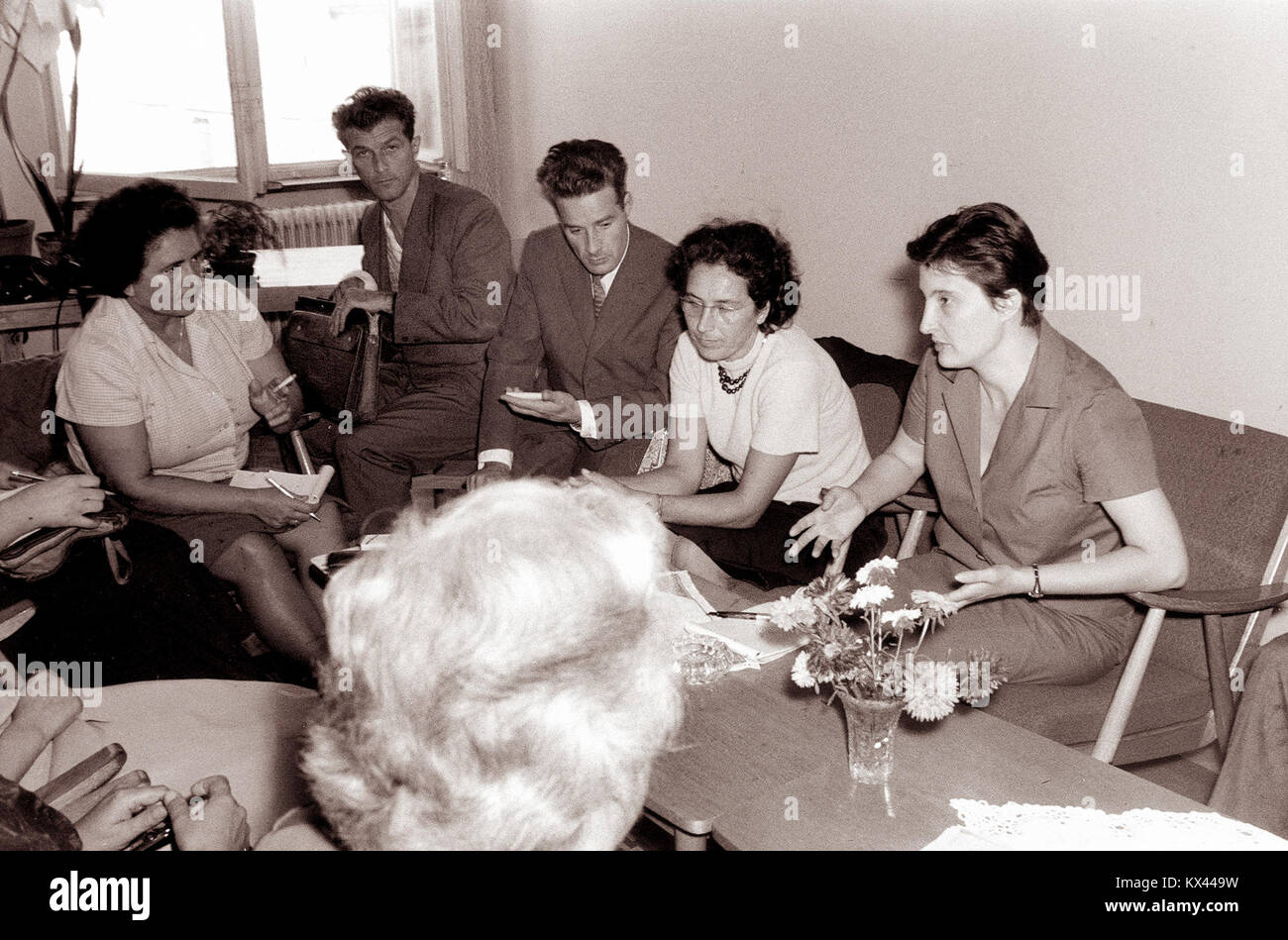 Questa fotografia del 1962 mostra una delegazione della Conferenza delle donne della Jugoslavia presso il Comitato municipale SZDL Maribor-Center. L'immagine riflette l'impegno politico e il ruolo delle donne nella società jugoslava durante gli anni '1960 Foto Stock