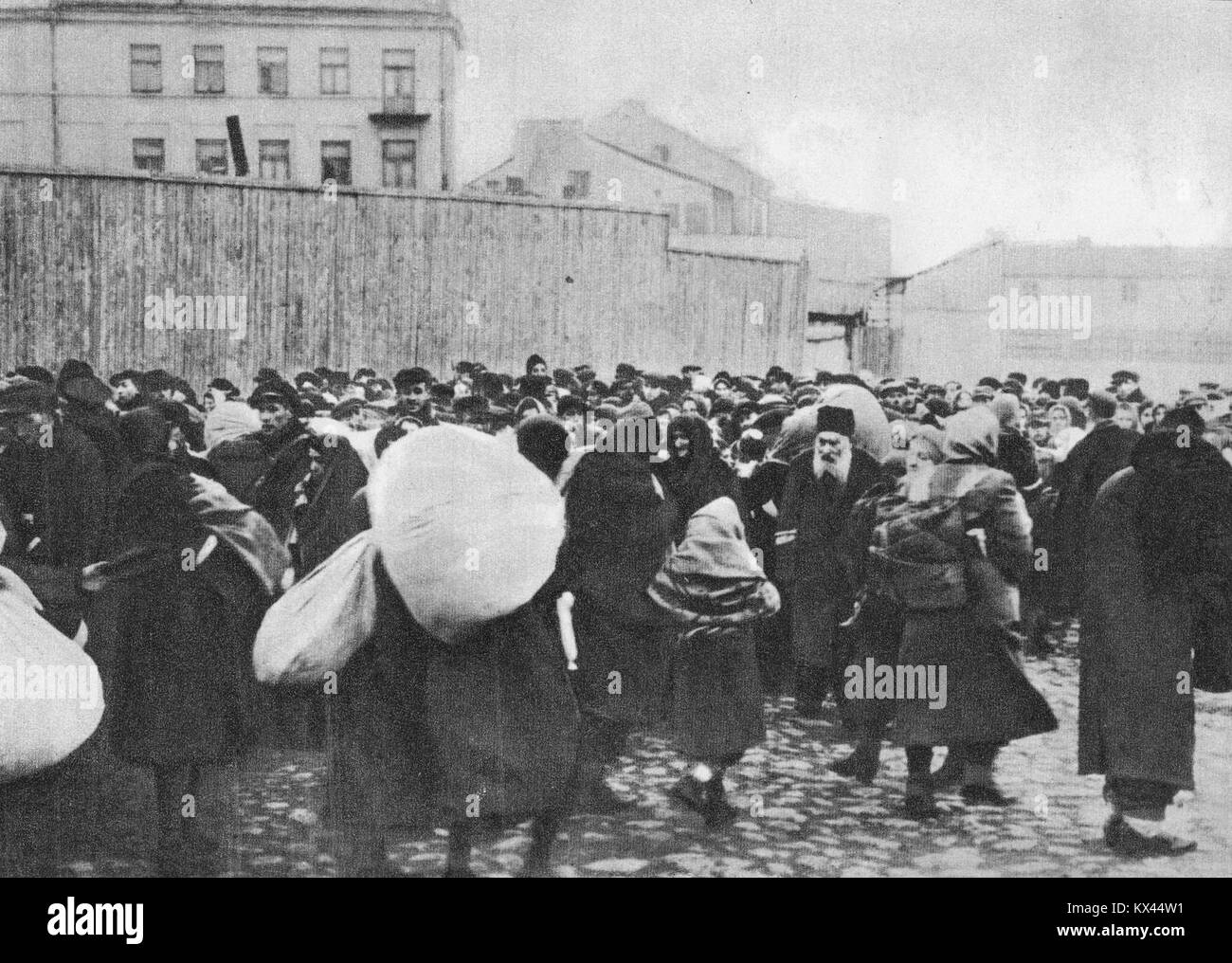 Questa immagine commemora la deportazione degli ebrei da Zamość al campo di sterminio di Bełżec durante l'Olocausto. Essa riflette i tragici eventi della seconda guerra mondiale e dell'Olocausto in Polonia. Foto Stock
