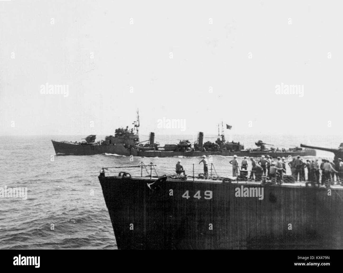 Distruttore Hatsuzakura portando inviati alla USS Missouri (BB-63) off Giappone Foto Stock