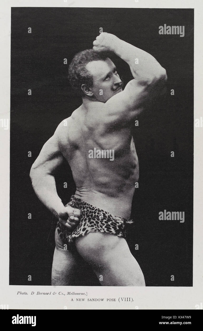 Questa immagine mostra una posa di Eugen Sandow, un famoso culturista primitivo, che mostra la sua forza e il suo fisico muscolare, catturato in una classica "posa Sandow" dei primi anni del XX secolo. Foto Stock