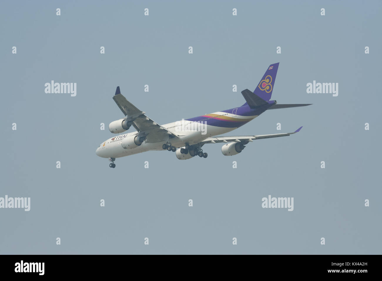 CHIANGMAI , della Thailandia - 27 febbraio 2009: HS-TLC Airbus A340-500 di Thaiairway. Lo sbarco a Chiangmai dall'Aeroporto Bangkok Suvarnabhumi. Foto Stock