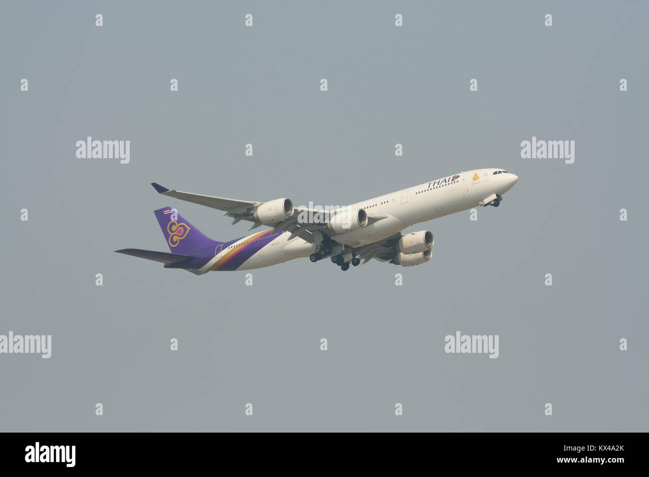 CHIANGMAI , della Thailandia - 27 febbraio 2009: HS-TLC Airbus A340-500 di Thaiairway. Il decollo da Chiangmai per l'aeroporto Suvarnabhumi di Bangkok, Tailandia. Foto Stock