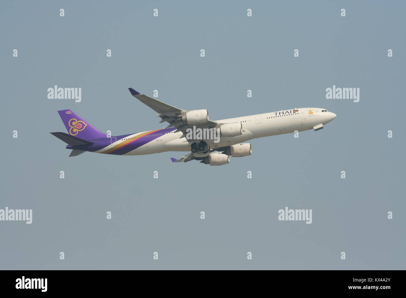 CHIANGMAI , della Thailandia - 27 febbraio 2009: HS-TLC Airbus A340-500 di Thaiairway. Il decollo da Chiangmai per l'aeroporto Suvarnabhumi di Bangkok, Tailandia. Foto Stock