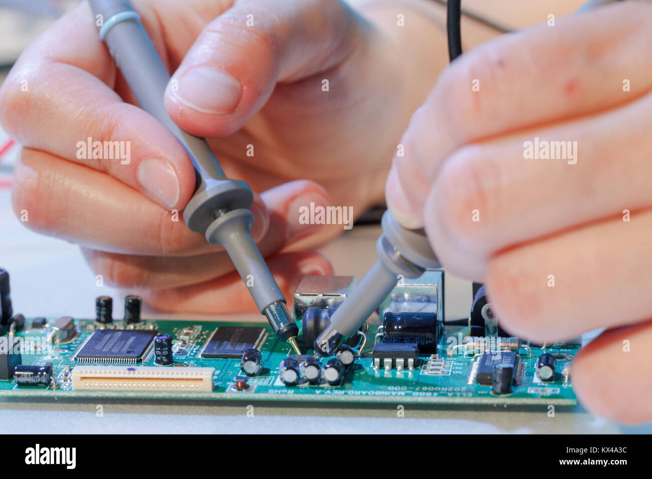 Riparazione di schede a circuito stampato con chip Foto Stock