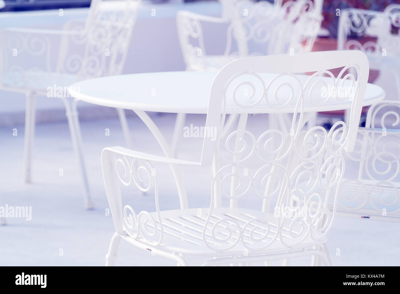 Openwork bianco . Sedia in metallo in cafe Foto Stock