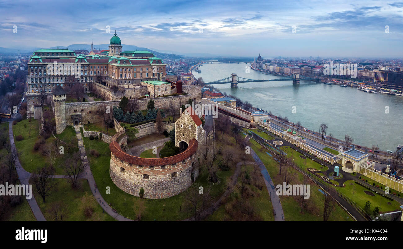 Budapest, Ungheria - Aerial drone vista dello skyline di Buda Castle Royal Palace con il Ponte delle catene di Szechenyi e il Parlamento ungherese in un nuvoloso giorno di inverno Foto Stock