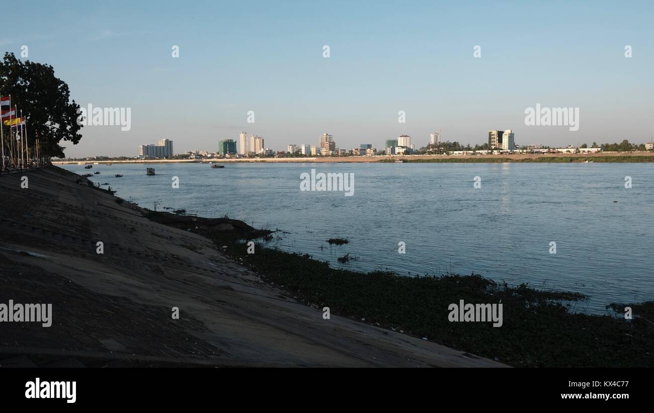 Vista da Sisowath Quay guardando verso Chruoi Chang Va isola dove Sap tonale fiume scorre in Mekong Phnom Penh Cambogia Foto Stock