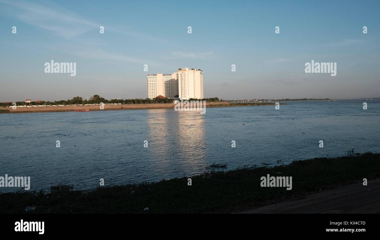 Vista da Sisowath Quay guardando verso Chruoi Chang Va isola dove Sap tonale fiume scorre in Mekong Phnom Penh Cambogia Foto Stock