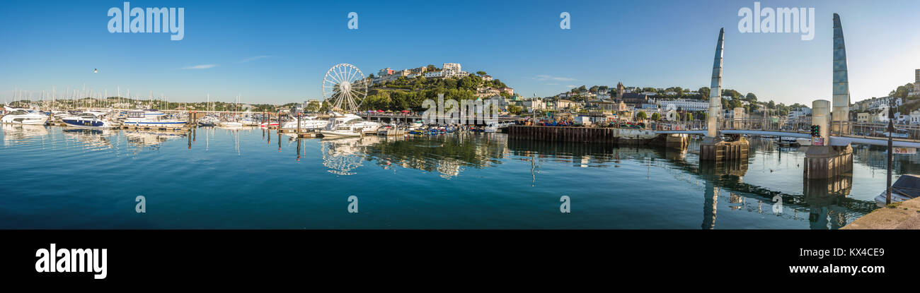 Vista la mattina di Torquay dal Porto, Vista panoramica della città costiera. Devon, Inghilterra. Agosto 2017 Foto Stock