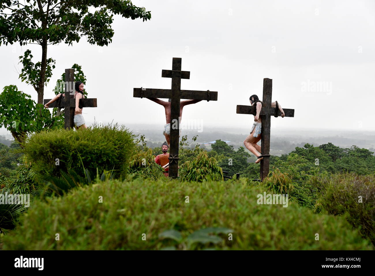 Città di Santiago, Isabela, Filippine, 17 dicembre 2017, Dariok colline, Top Mountain giardino nella città di Santiago, con la chiesa, uno dei migliori a turistica Foto Stock