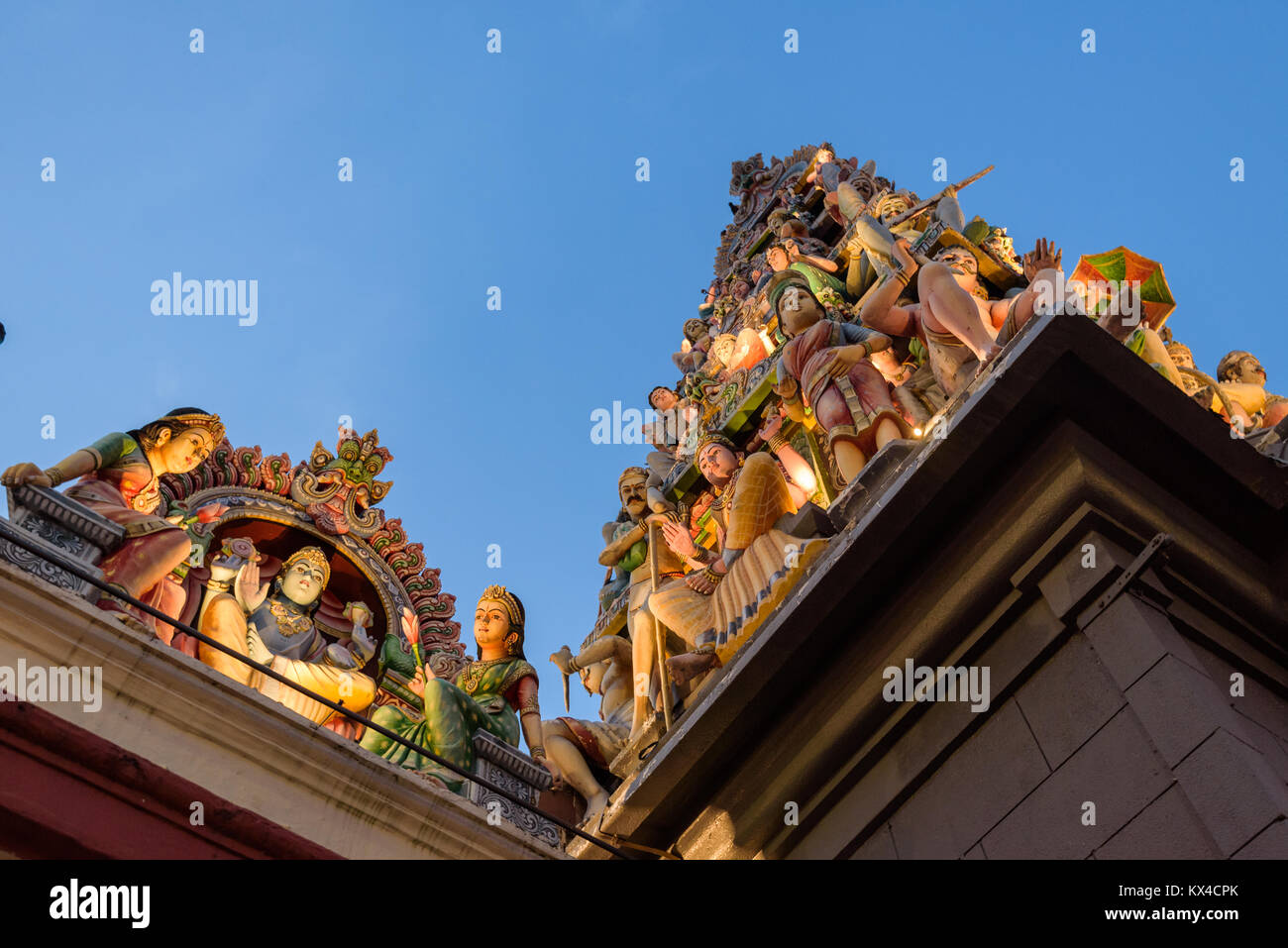 Il gopuram (ingresso torre) del Tempio di Sri Mariamman, Singapore Foto Stock