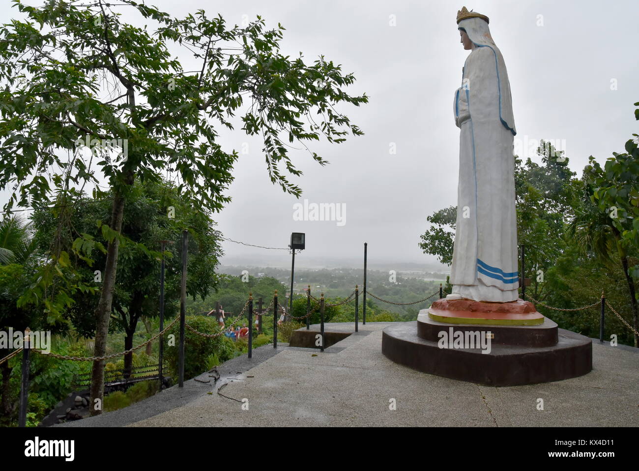 Città di Santiago, Isabela, Filippine, 17 dicembre 2017, Dariok colline, Top Mountain giardino nella città di Santiago, con la chiesa, uno dei migliori a turistica Foto Stock