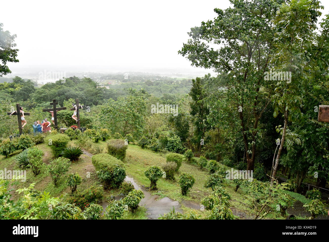 Città di Santiago, Isabela, Filippine, 17 dicembre 2017, Dariok colline, Top Mountain giardino nella città di Santiago, con la chiesa, uno dei migliori a turistica Foto Stock