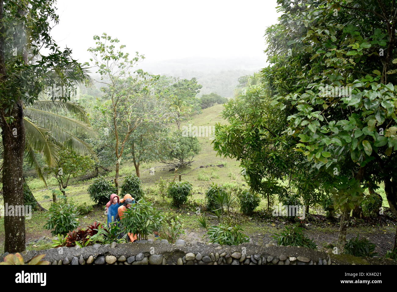 Città di Santiago, Isabela, Filippine, 17 dicembre 2017, Dariok colline, Top Mountain giardino nella città di Santiago, con la chiesa, uno dei migliori a turistica Foto Stock