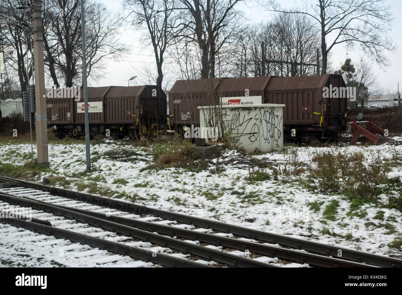 VIENNA, AUSTRIA - 03 DICEMBRE 2017: Merci ferroviarie Austria carri merci in inverno Foto Stock
