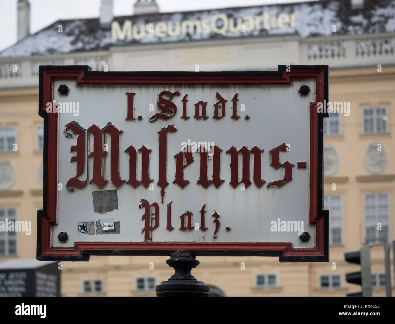 VIENNA, AUSTRIA - 04 DICEMBRE 2017: Segnaletica stradale ornata per piazza Museumsplatz Foto Stock