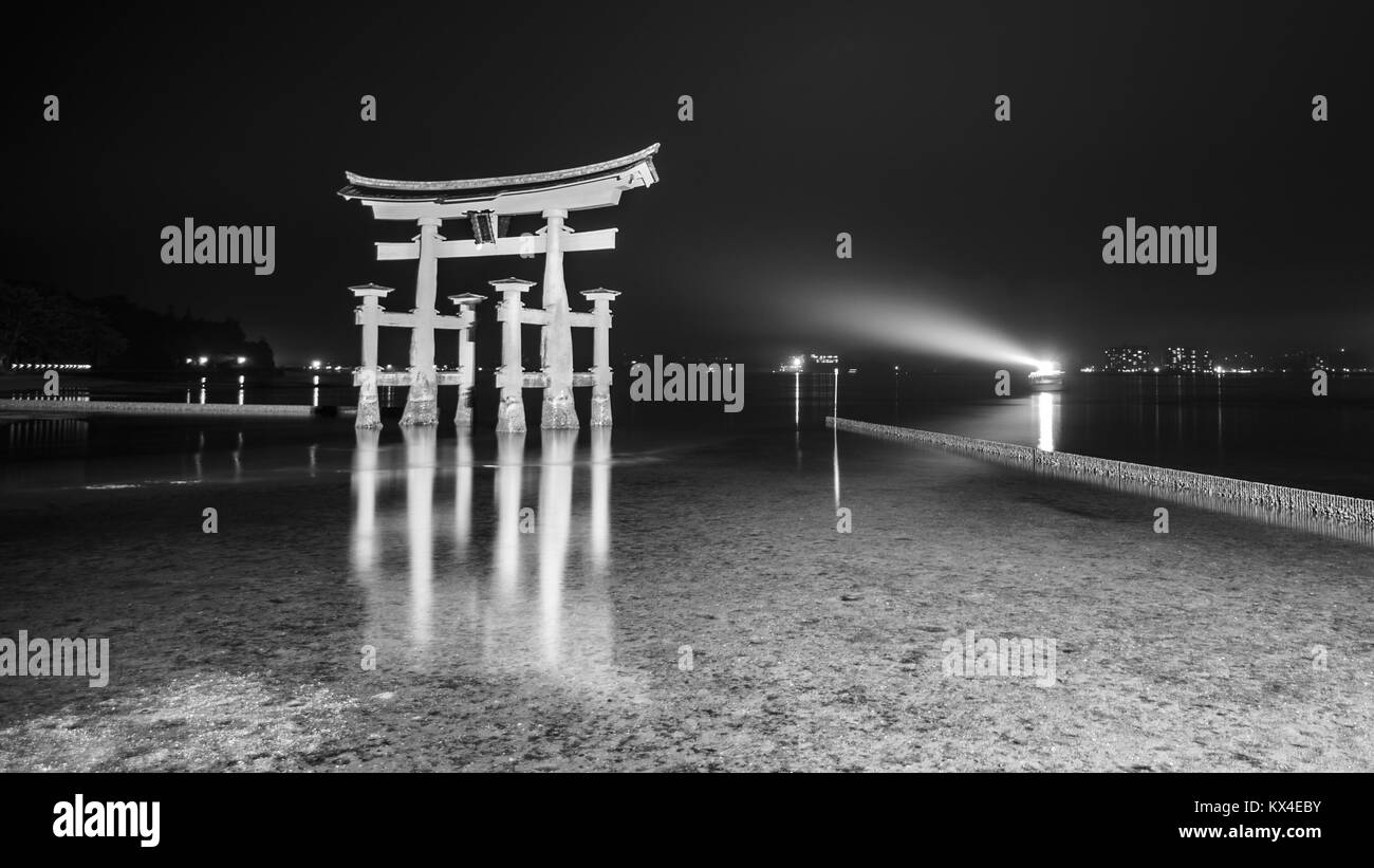 Una lunga esposizione in Miyajima durante la notte e in bianco e nero Foto Stock