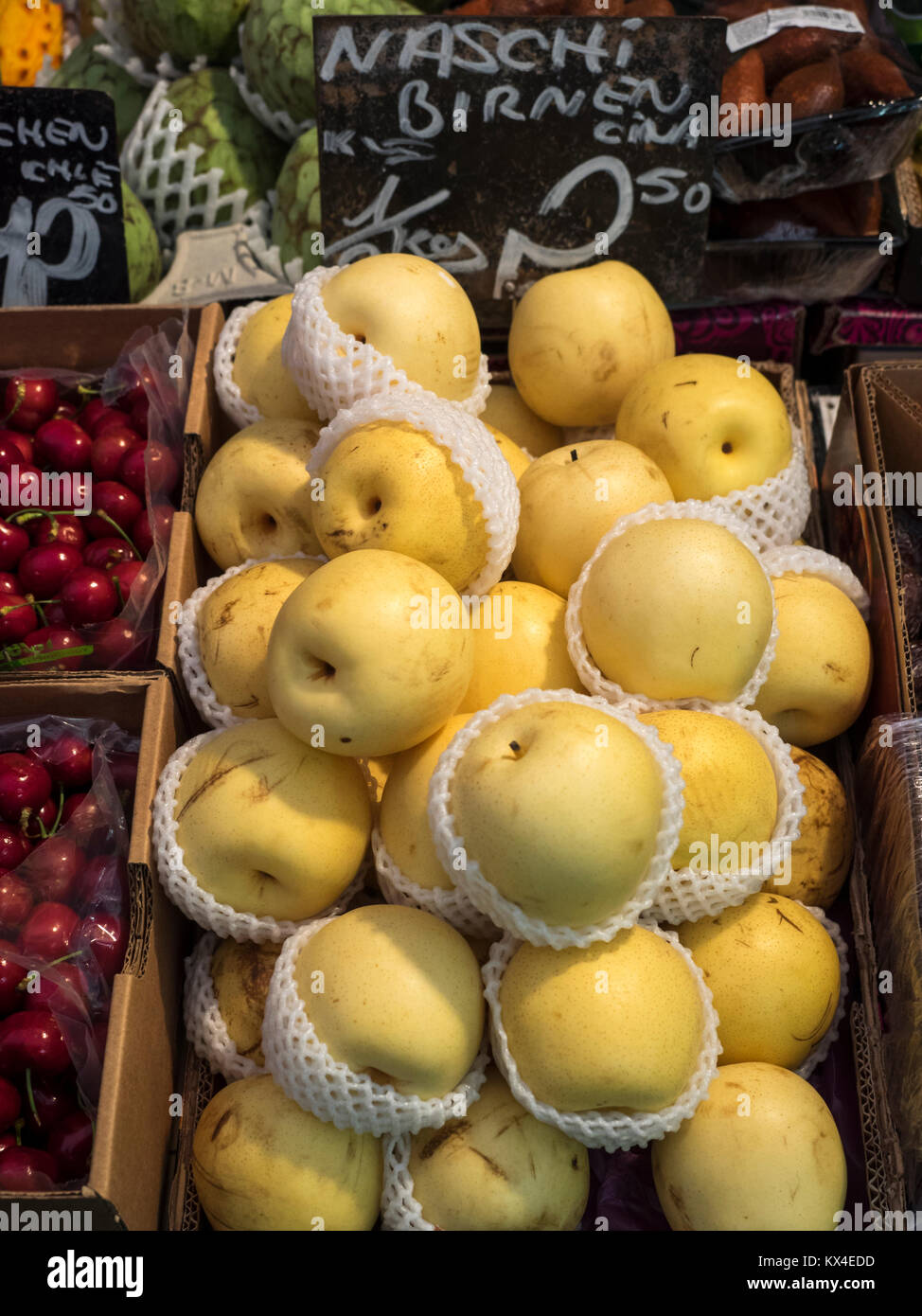 VIENNA, AUSTRIA - 04 DICEMBRE 2017: Fresh Asian Pear (Naschi Birnen o Nashi Pear) in vendita al mercato Naschmarkt Foto Stock
