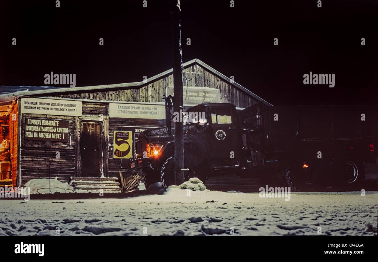 Al di fuori di oro sovietico-cercatori d'oro" ufficio-taverna - notte vintage foto scattata nella tundra polare, Marzo 15, 1986, URSS Foto Stock