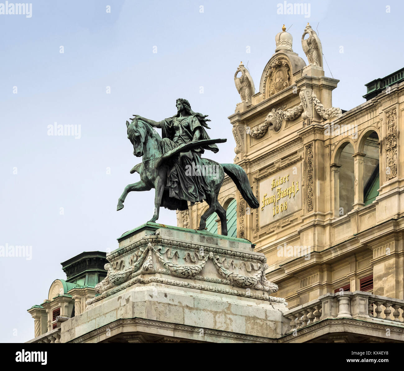 VIENNA, AUSTRIA - 04 DICEMBRE 2017: Statua di uno dei due cavalli alati di Erato (di Ernst Hähnel) sulla facciata principale del Teatro dell'Opera di Vienna Foto Stock