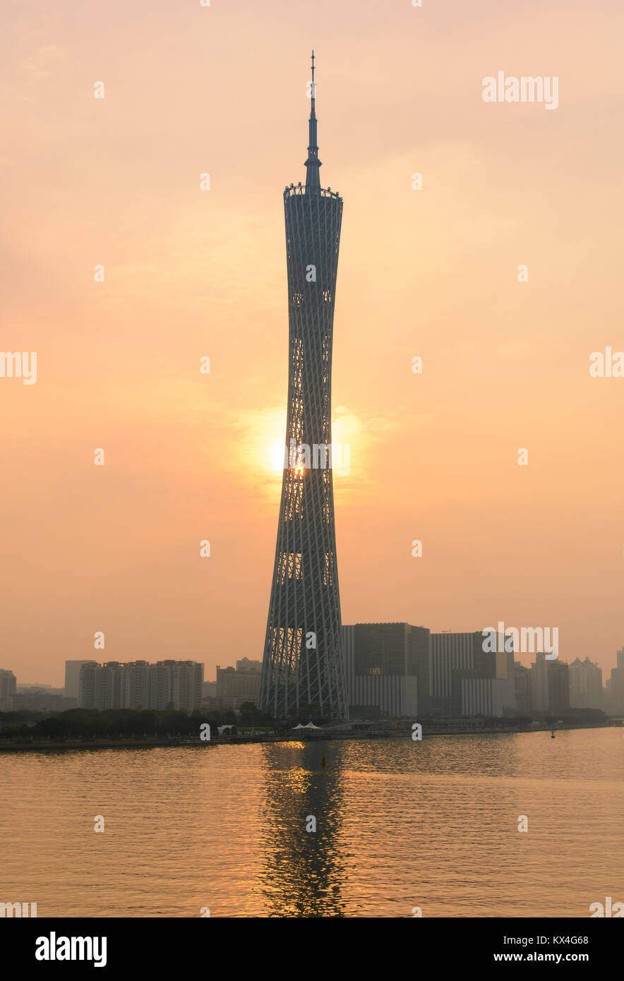 Il cantone di Guangzhou tower al tramonto, nella provincia di Guangdong, Cina Foto Stock