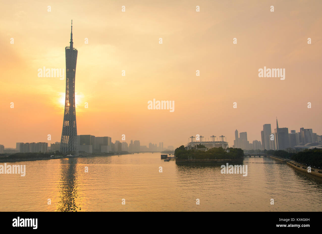 Il cantone di Guangzhou tower al tramonto, nella provincia di Guangdong, Cina Foto Stock