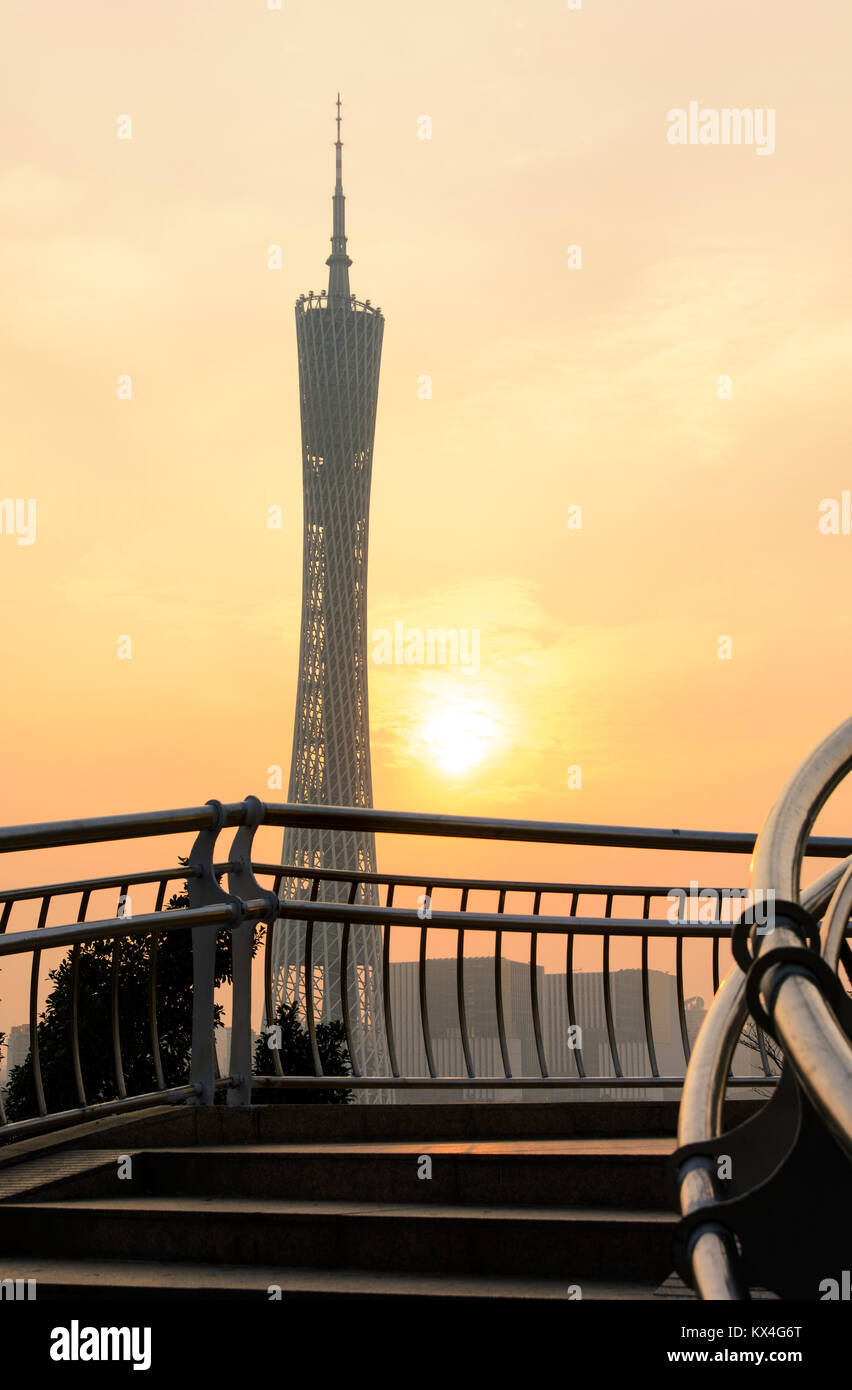 Il cantone di Guangzhou tower al tramonto, nella provincia di Guangdong, Cina Foto Stock
